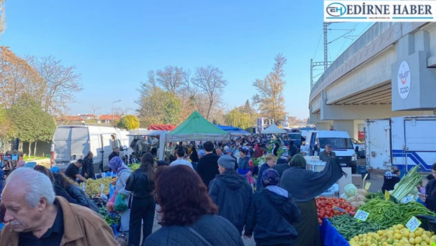 Kışlık ürünler tezgahta yerini aldı, pazarda adım atacak yer kalmadı
