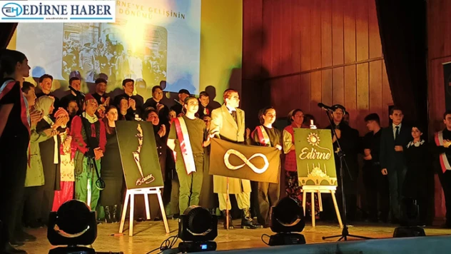 Lise öğrencileri, Atatürk'ü düzenlediği programla andı