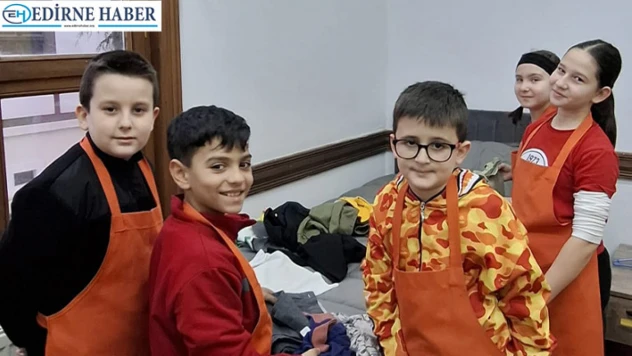 Minik eller iş başında