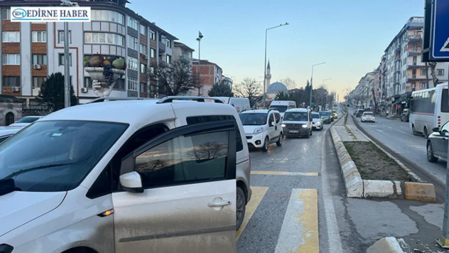 Otomobille elektrikli bisiklet çarpıştı