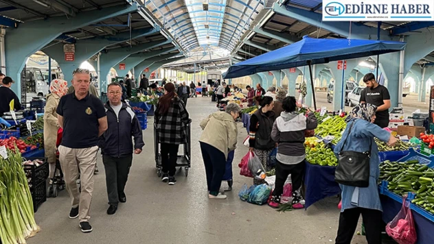 Pazartesi Pazarı sıcak havadan nasibini aldı