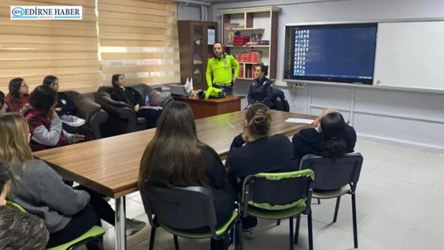 Polislerden öğrencilere kariyer rehberliği
