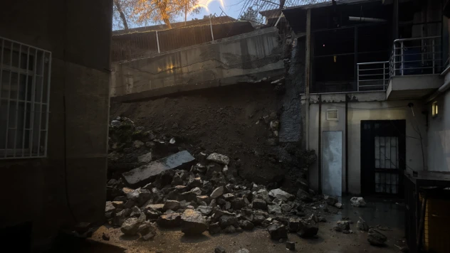 Sağanak nedeniyle bir apartmanın istinat duvarı çöktü