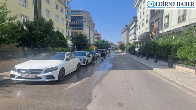 Sokağa taşan pis su vatandaşı canından bezdirdi