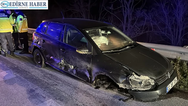 Ters yönde ilerleyen otomobil bariyerlere çarptı: 2 kişi yaralandı