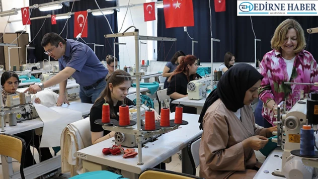 Üniversite öğrencileri ameliyathane tekstilleri üretiyor