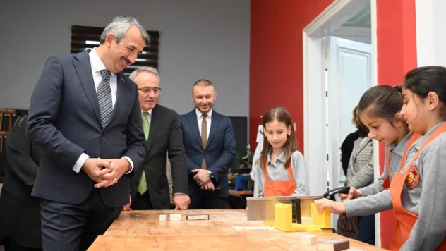 Vali Sezer, yaşam becerileri atölyelerinde öğrencilerle buluştu