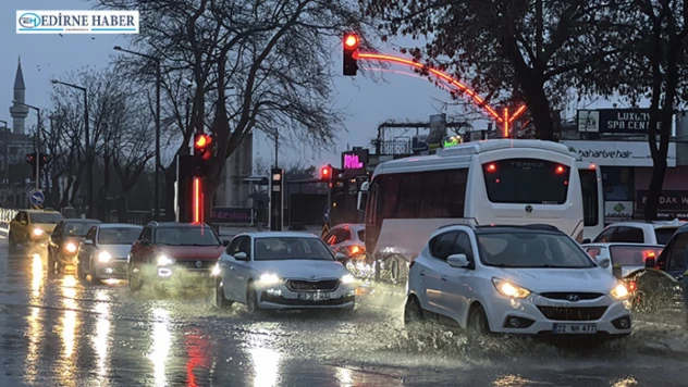 Yağış nedeniyle  cadde ve sokaklarda su birikintileri oluştu