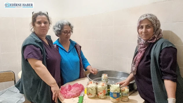 Yaşlılar ve personeller birlikte turşu kurdu