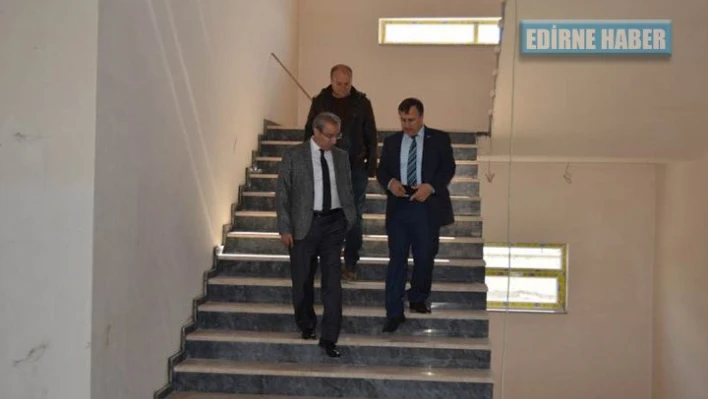 Yurt ve okul inşaatlarını gezdi