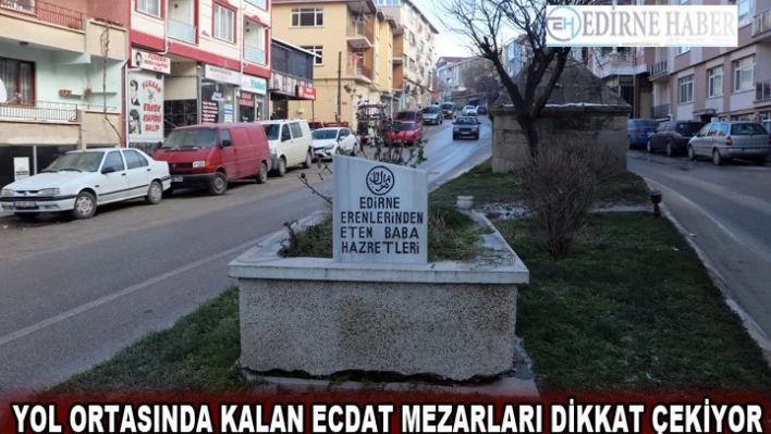 Yol ortasında kalan ecdat mezarları dikkati çekiyor