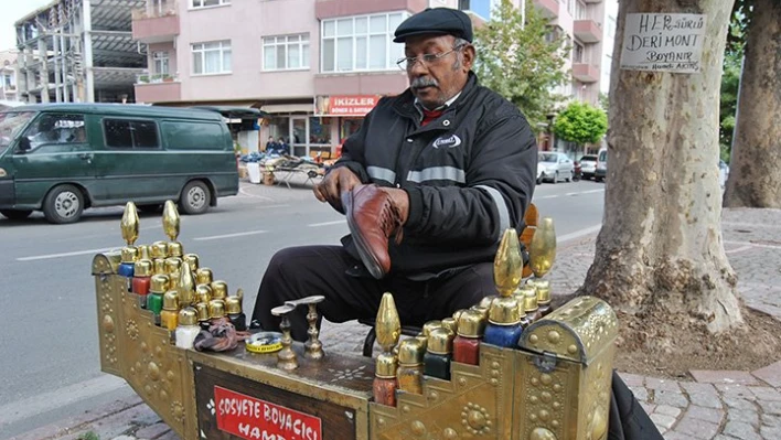 56 yıldır ayakkabı boyuyor