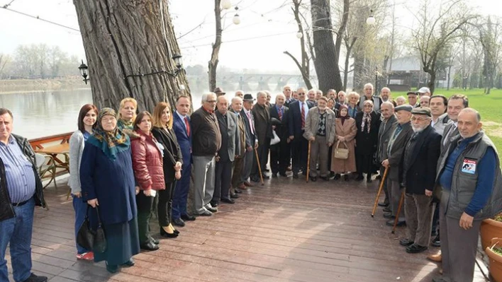 Huzurevini ziyaret etti