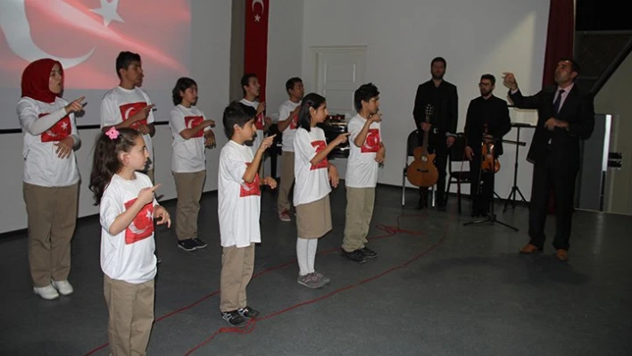 İşaret diliyle İstiklal Marşı