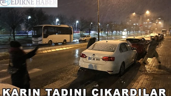 Kar yağışının tadını çıkardılar
