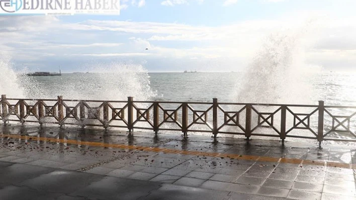 Marmara Denizi'nde ulaşıma lodos engeli