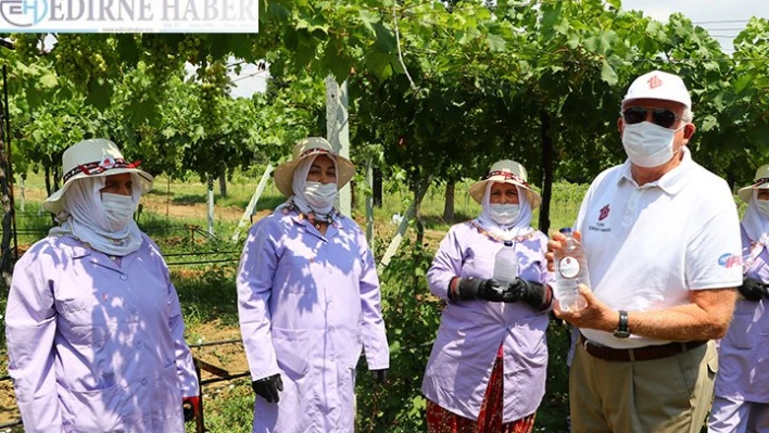 Tarlada çalışan kadınlara su dağıtıldı