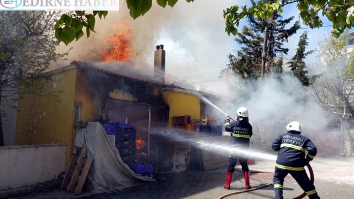 İki kardeş yanan evlerini gözyaşlarıyla izledi