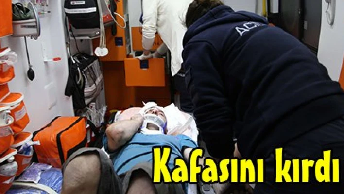 Kafasını kırdı