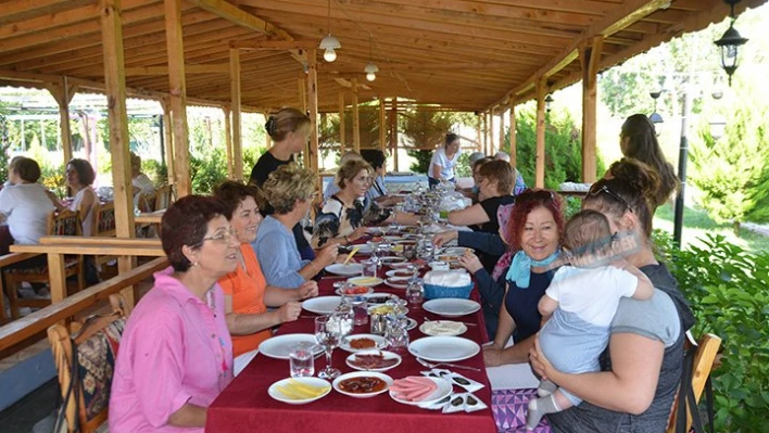 Başkan'ın eşi, huzurevi sakinleriyle buluştu