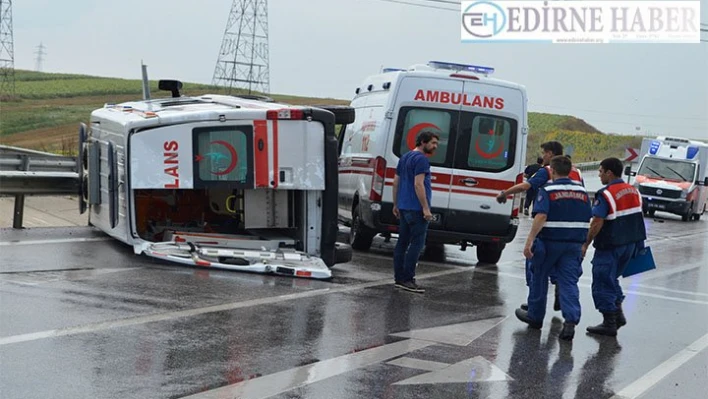 Hasta taşıyan ambulans devrildi