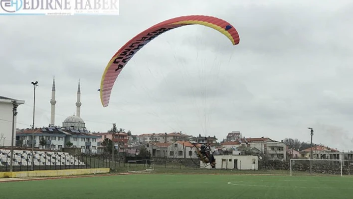 THK pilotlarından motorlu yamaç paraşütü gösterisi