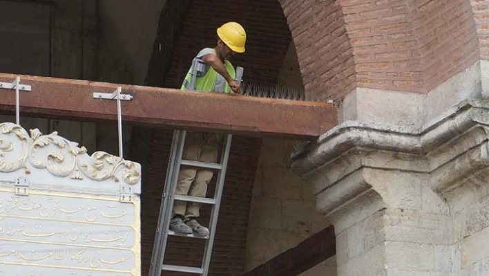 Camilerdeki kuşkonmazları kaldırdı