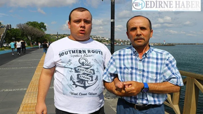 Otizmli oğluna 19 yıldır kol kanat geriyor