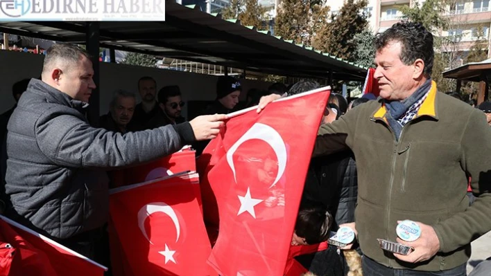 Türk Bayrağı dağıtarak protesto ettiler