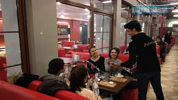 Bayan müşterilere jest