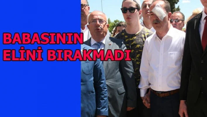 Babasının elini bırakmadı