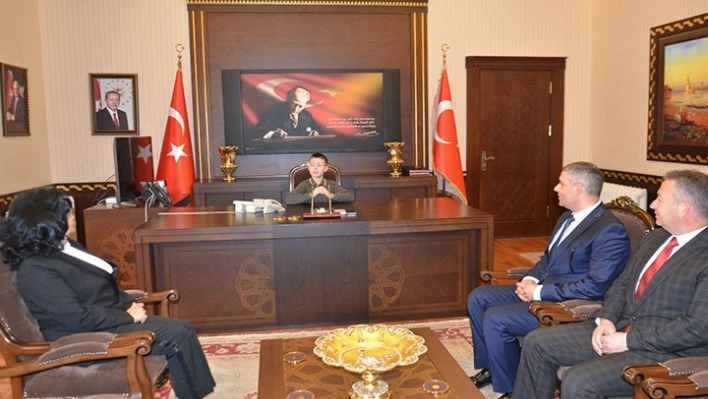 Ciddi duruş sergiledi