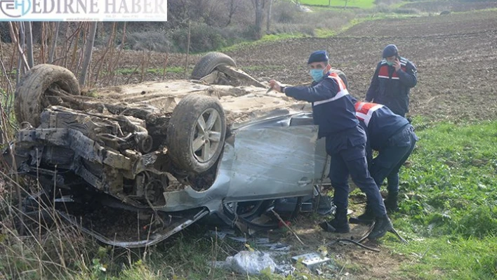Tarlaya devrilen otomobilin sürücüsü yaralandı