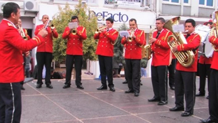Yağmur altında  konser