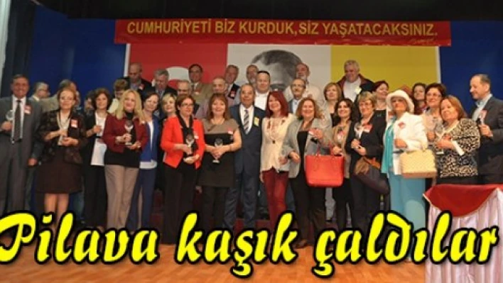 Pilava kaşık çaldılar