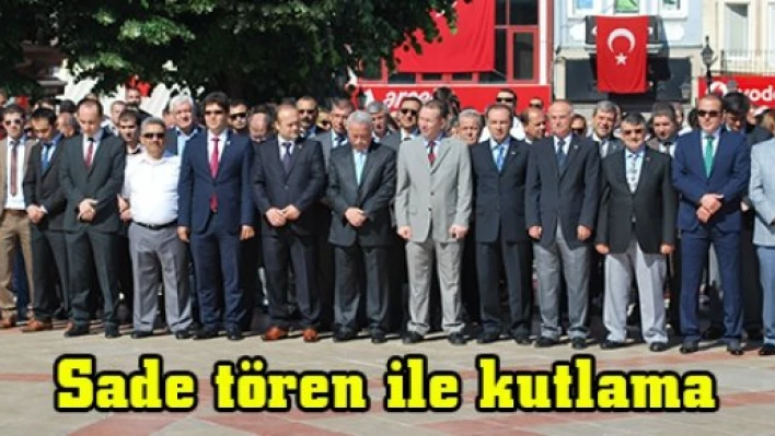 Sade tören ile kutlama