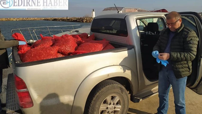 Edirne'de kaçak toplanan 15 ton kum midyesi ele geçirildi