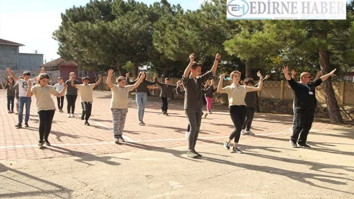 'Harmandalı' ile öğrencileri okula bağladı