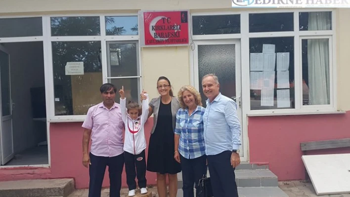 Terlikle koşan minik kıza ayakkabı hediye edildi