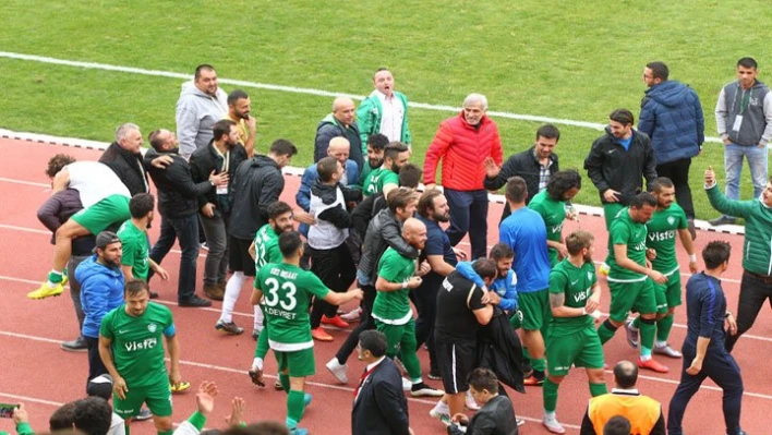 Göbek atarak kutladılar