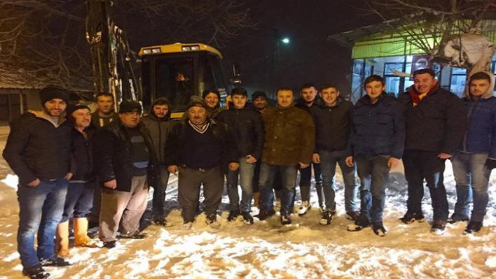 Yolcular kurtarıldı