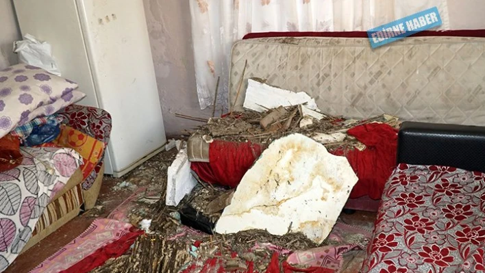 Tavanı çöken evde yardım bekliyor