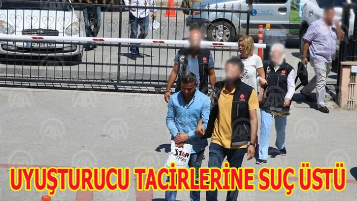 Uyuşturucu tacirlerine suç üstü