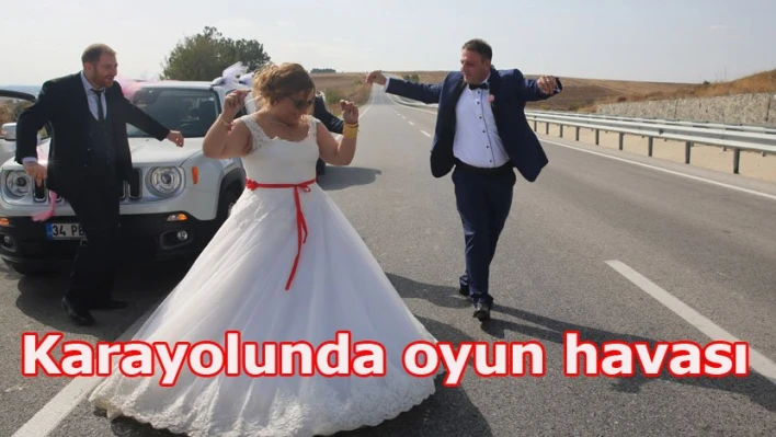 Karayolunda düğün eğlencesi