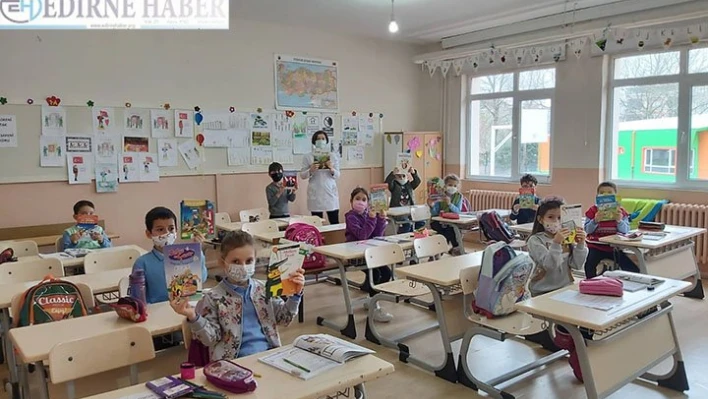 Kırklareli'nde ilkokul öğrencilerinden kitap bağışı kampanyası