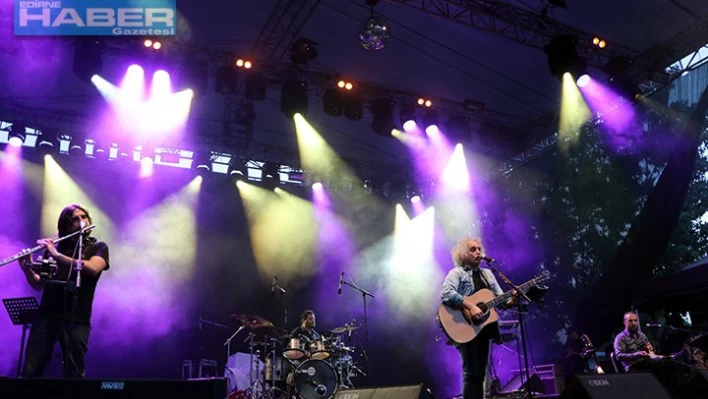 'Yeni Türkü' ve 'Duman'Â  konser verdi
