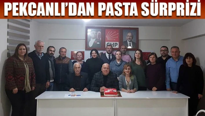 Pasta keserek kutladılar