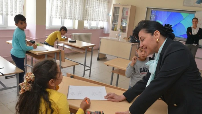 Öğrencilerle sohbet etti