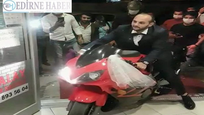  Düğün salonuna motosikletle girdi