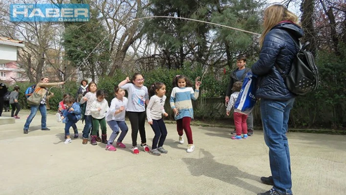 Oyunlarla geçmiş canlandı